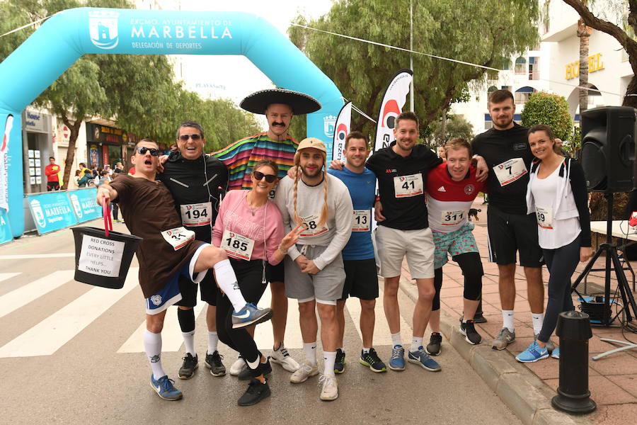 Los participantes en la carrera a favor de Cruz Roja desafían a la lluvia y completan los 8 kilómetros del recorrido