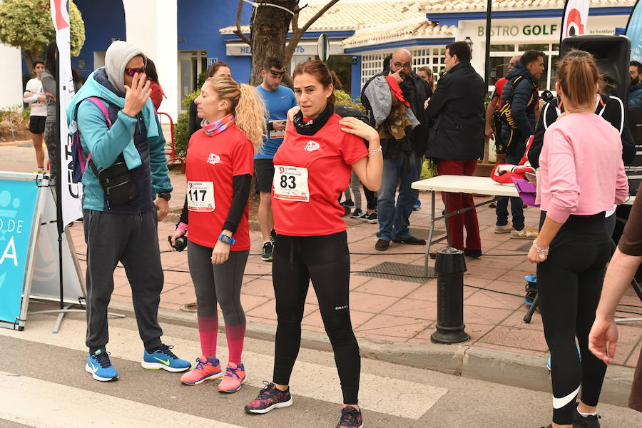 Los participantes en la carrera a favor de Cruz Roja desafían a la lluvia y completan los 8 kilómetros del recorrido