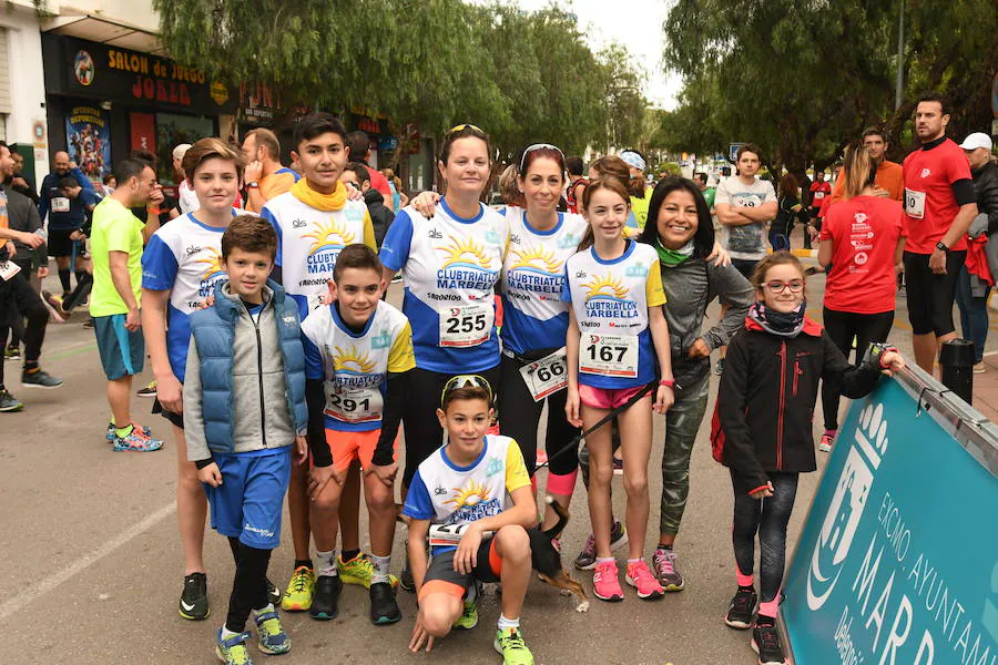 Los participantes en la carrera a favor de Cruz Roja desafían a la lluvia y completan los 8 kilómetros del recorrido