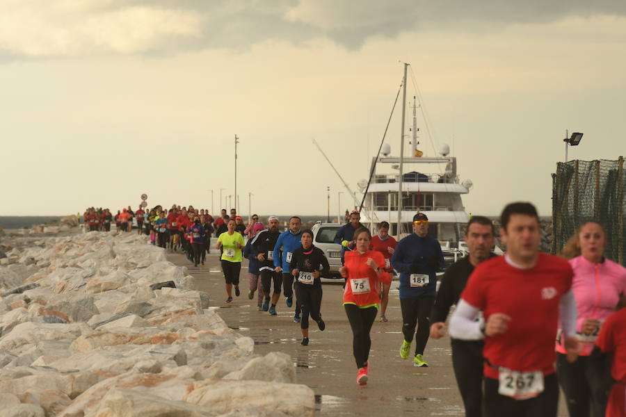 Los participantes en la carrera a favor de Cruz Roja desafían a la lluvia y completan los 8 kilómetros del recorrido