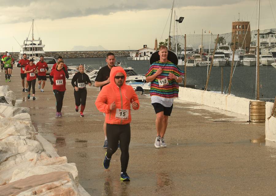 Los participantes en la carrera a favor de Cruz Roja desafían a la lluvia y completan los 8 kilómetros del recorrido