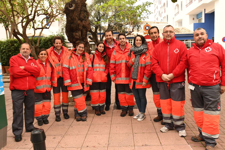 Los participantes en la carrera a favor de Cruz Roja desafían a la lluvia y completan los 8 kilómetros del recorrido