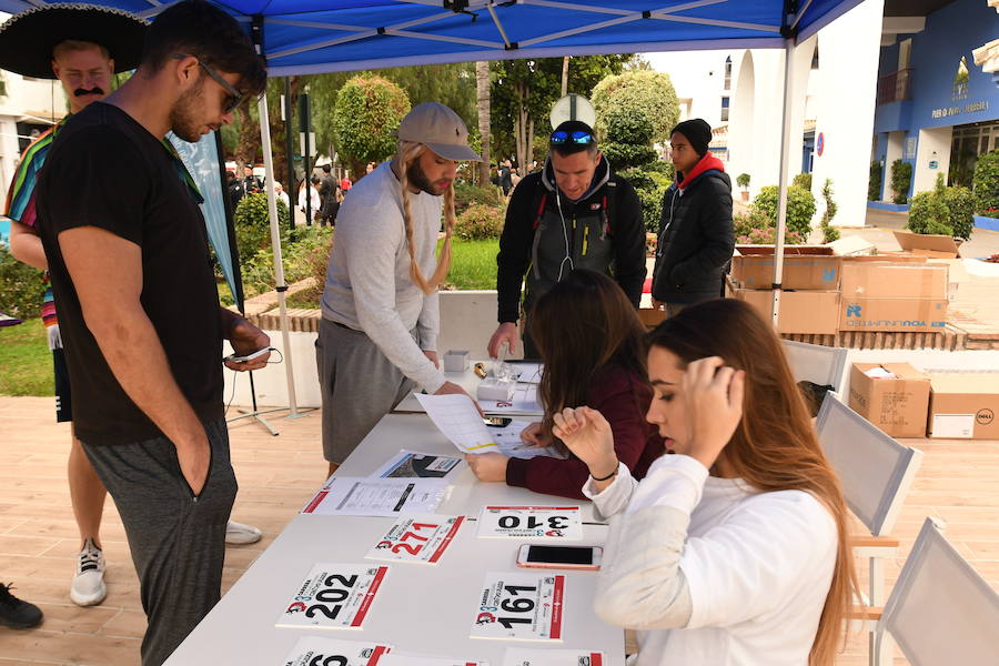 Los participantes en la carrera a favor de Cruz Roja desafían a la lluvia y completan los 8 kilómetros del recorrido