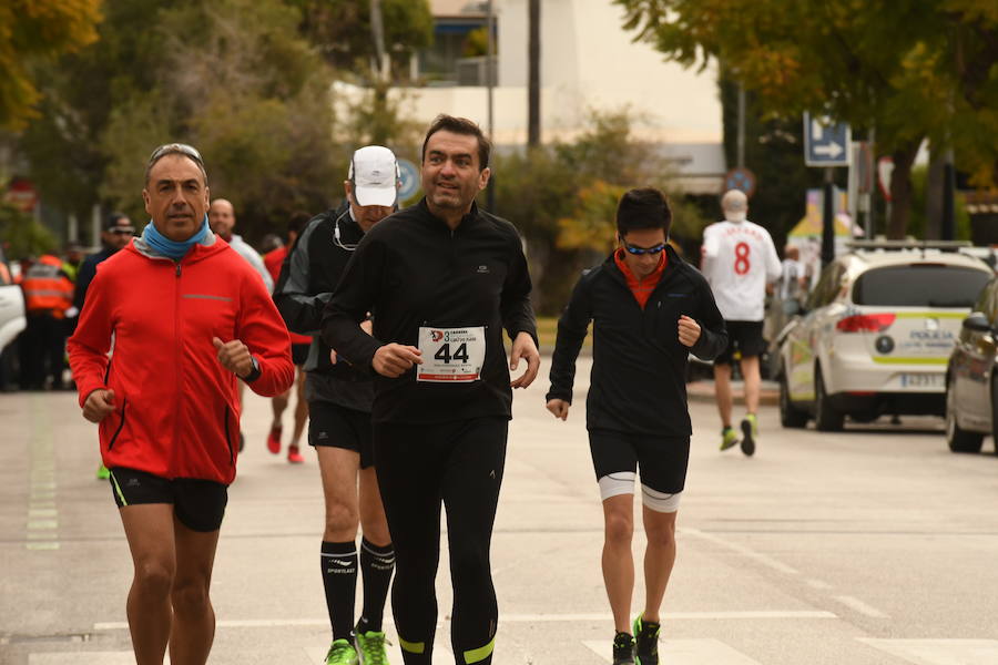 Los participantes en la carrera a favor de Cruz Roja desafían a la lluvia y completan los 8 kilómetros del recorrido