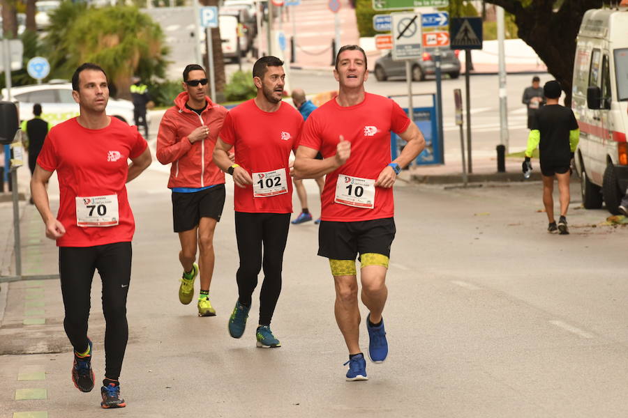 Los participantes en la carrera a favor de Cruz Roja desafían a la lluvia y completan los 8 kilómetros del recorrido