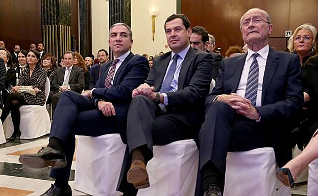 Elías Bendodo, Juanma Moreno y Francisco de la Torre en un acto en Fitur. 