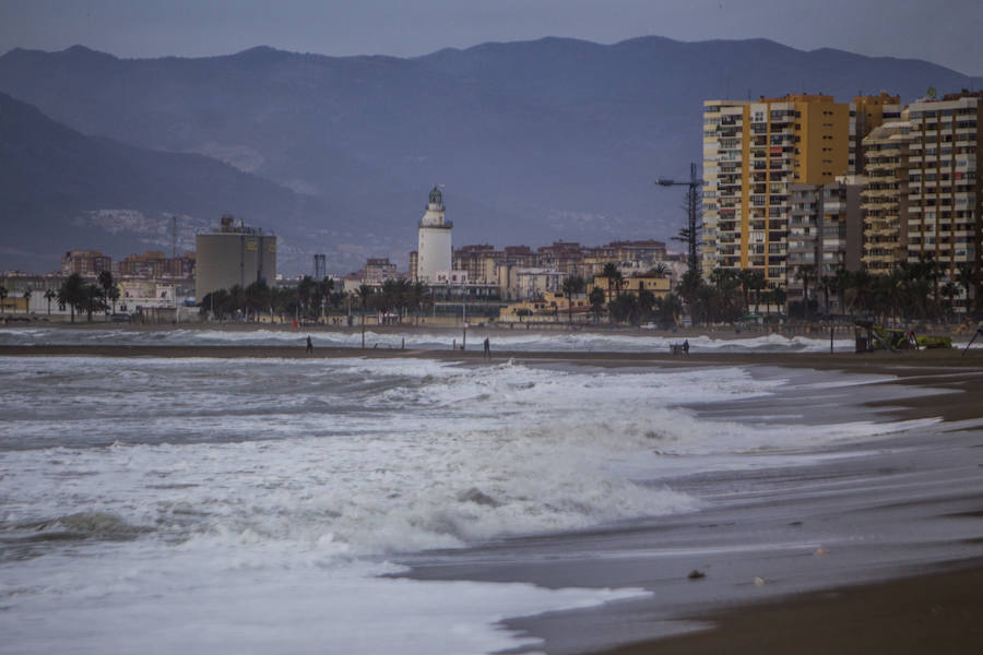 Los problemas en las playas de Málaga por el temporal se concentran en la franja entre el chiringuito Pedro Gutiérrez y la estatua de la Palera, que tiene que estabilizar la Autoridad Portuaria.