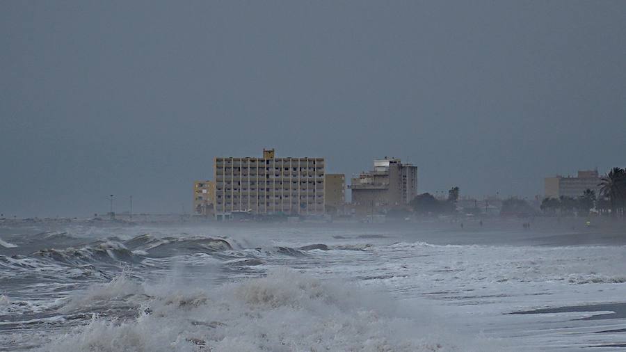 Los problemas en las playas de Málaga por el temporal se concentran en la franja entre el chiringuito Pedro Gutiérrez y la estatua de la Palera, que tiene que estabilizar la Autoridad Portuaria.