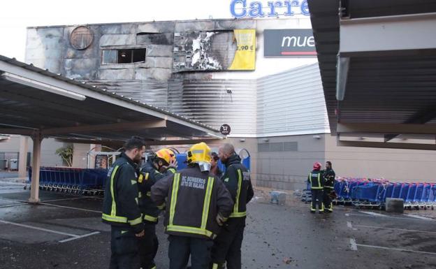 Aspecto de cómo quedó la fachada del centro comercial. 