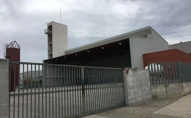 Exterior del recinto de bomberos, que permanece sin uso.