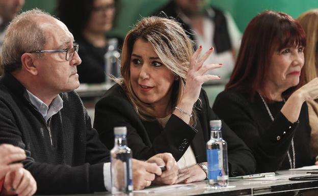 Juan Cornejo y Micaela Navarro flanquean a Susana Díaz antes de su intervención ante el comité director del PSOE andaluz reunido en Sevilla. 