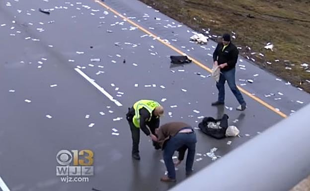 Un accidente de tráfico deja una carretera de Illinois inundada de billetes