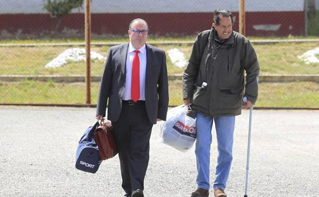 Julián Muñoz junto a su abogado, Antonio José García Cabrera, en una de sus llegadas al CIS. 