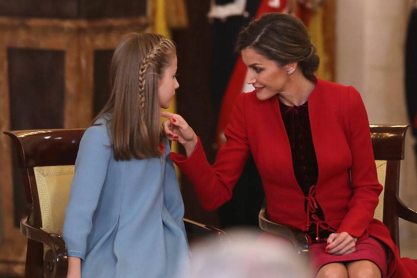 El Rey Felipe VI impone a la Princesa de Asturias el Collar del Toisón de Oro la máxima distinción que concede la Familia Real española.