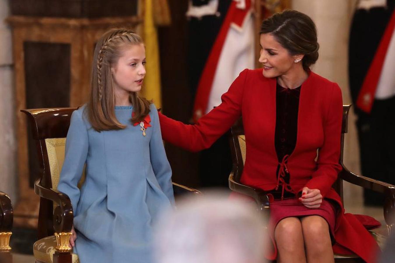 El Rey Felipe VI impone a la Princesa de Asturias el Collar del Toisón de Oro la máxima distinción que concede la Familia Real española.