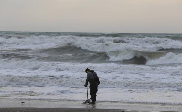 Playas de Estepona, Marbella, Torrox y Benalmádena se llevan la peor parte por el temporal