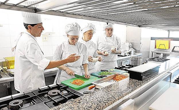 Imagen de archivo de alumnos en el restaurante de La Cónsula. 