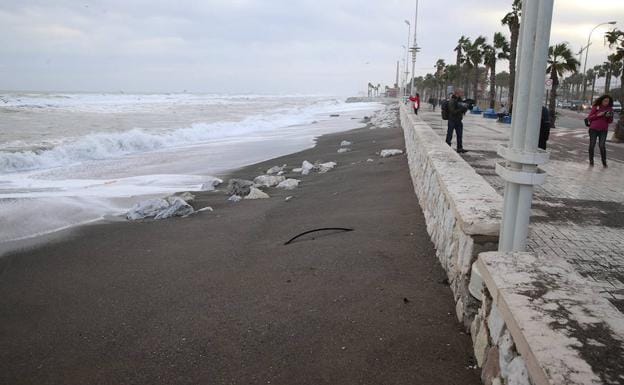 Estado en el que quedó ayer la playa de Huelin, muy descarnada por el oleaje, y que la Autoridad Portuaria está obligada a reponer. 