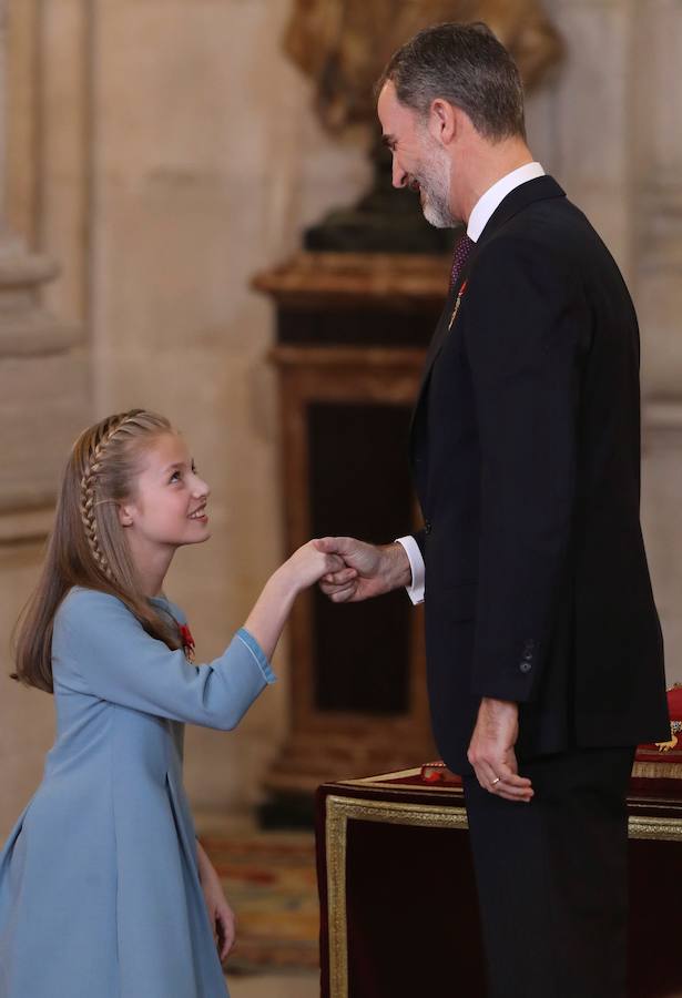 El Rey Felipe VI impone a la Princesa de Asturias el Collar del Toisón de Oro la máxima distinción que concede la Familia Real española.