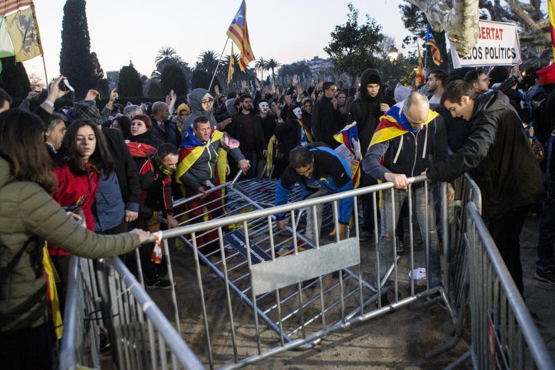 Un grupo de independentistas ha intentado derribar las vallas que protegen la puerta principal de acceso a la cámara catalana
