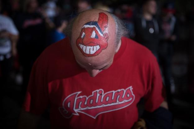 Un aficionado de los Indians muestra el polémico símbolo del equipo de Cleveland. :: J. Merriman / afp