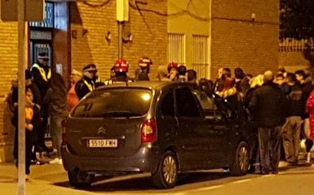 Policías, bomberos y vecinos durante la noche de los hechos. 