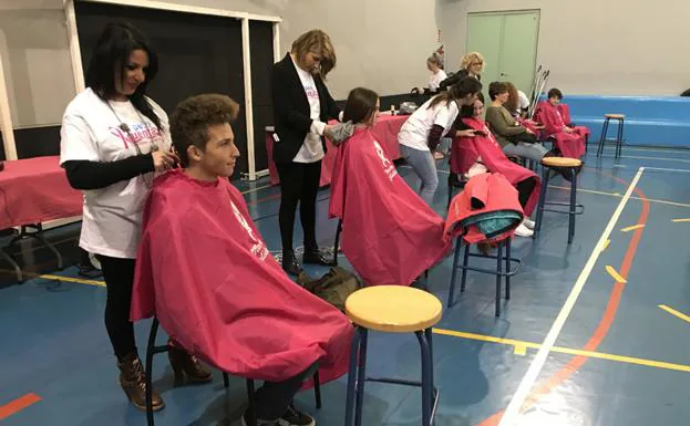 Un colegio se convierte en peluquería por una buena causa