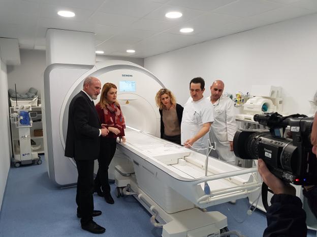 Ana Isabel González, ayer en la nueva Sala de Resonancias del Hospital de la Axarquía.