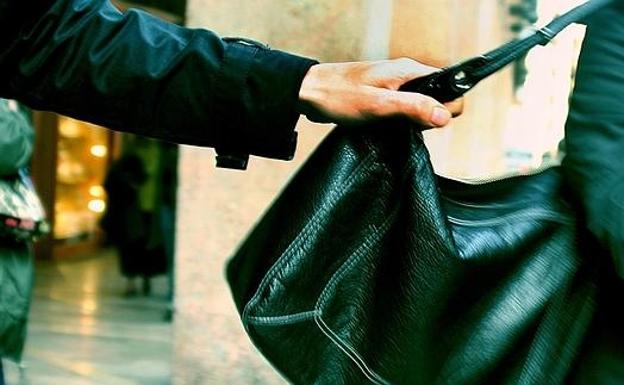 Detenido por robar el bolso de un tirón a tres mujeres en una misma noche en el Centro de Málaga
