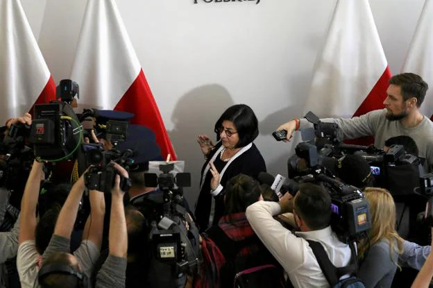 La embajadora israelí en Polonia se dirige a los medios después de su reunión con el presidente del Senado. :: reuters