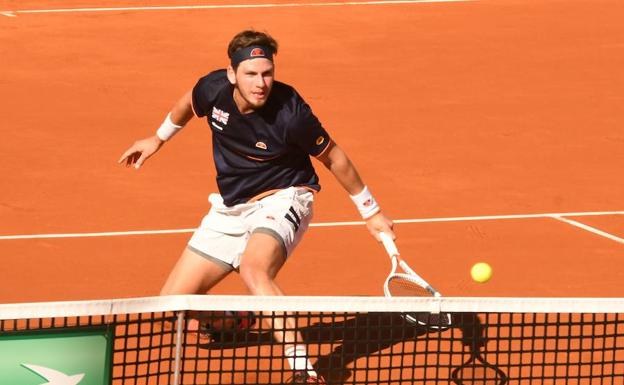 Imagen principal - Una dejada de Cameron Norrie. Albert Ramos jugó casi siempre en el fondo de pista. Liam Broady, en un golpe de revés.