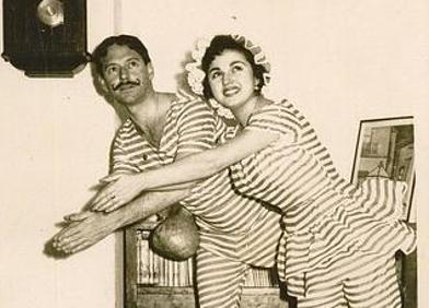 Imagen secundaria 1 - Arriba, Elgar disfrazado de Groucho Marx. Abajo, el humorista, junto a su mujer, Ana, en los años 50, vestidos de bañistas de principios del siglo XX. 3. A la derecha, el dibujante junto a su hermano José Luis, en Alcazarquivir (Marruecos) 