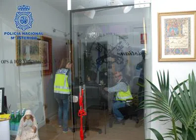 Imagen secundaria 1 - Cae una organización en Fuengirola que se hacía pasar por el Banco Vaticano para estafar