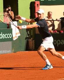 Imagen secundaria 2 - Una dejada de Cameron Norrie. Albert Ramos jugó casi siempre en el fondo de pista. Liam Broady, en un golpe de revés.