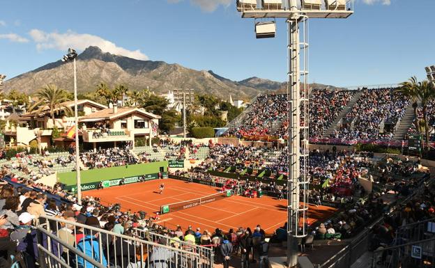 Panorámica de la pista central del Club de Tenis Puente Romano, con gradas con capacidad para 8.000 espectadores y que estuvo casi llena ayer.