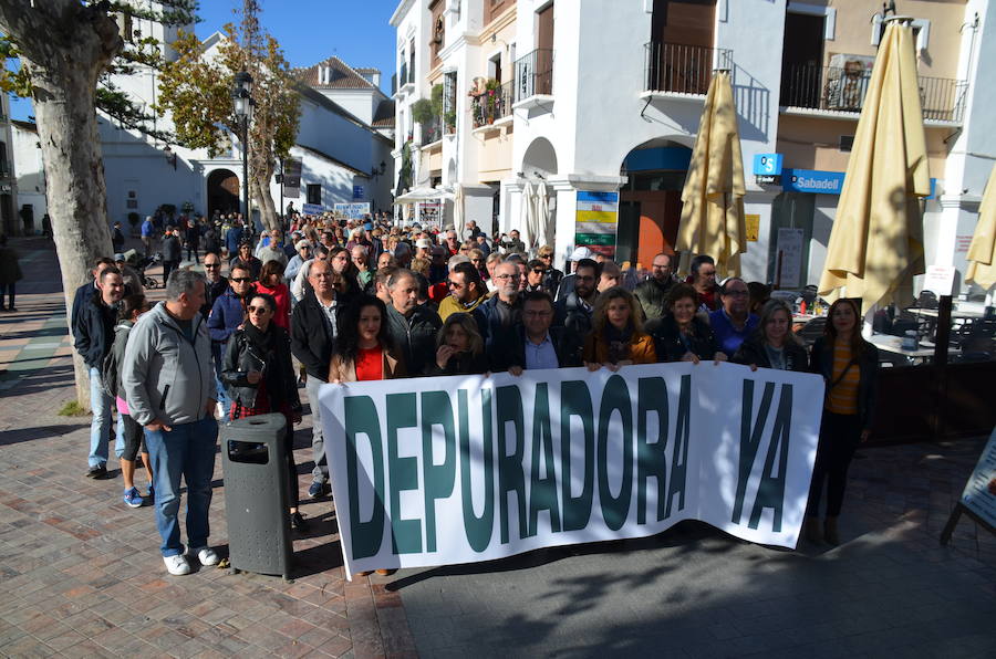 A la marcha convocada por el gobierno tripartito local, de PSOE, IU y EVA-Podemos, se han sumado también representantes de Ciudadanos y la presidenta de la Asociación Local de Empresarios, pero no ha asistido ningún integrante del PP 