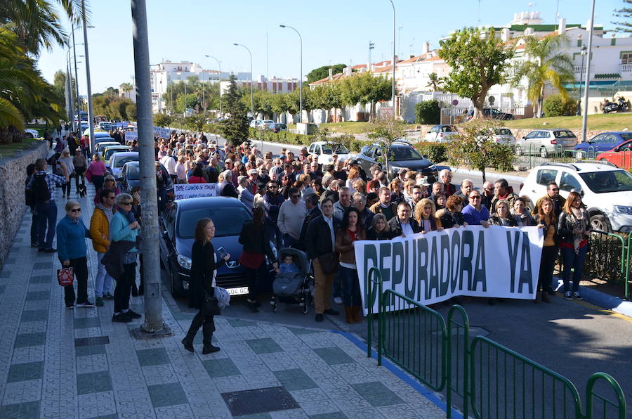 A la marcha convocada por el gobierno tripartito local, de PSOE, IU y EVA-Podemos, se han sumado también representantes de Ciudadanos y la presidenta de la Asociación Local de Empresarios, pero no ha asistido ningún integrante del PP 