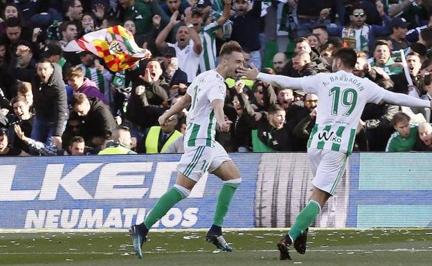 El marbellí Loren deslumbra en su debut en Primera al marcar dos goles