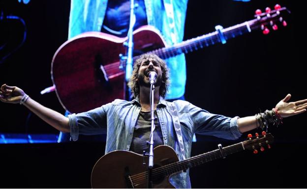 El compositor y cantante Mikel Izal, durante una actuación de la banda en Madrid.