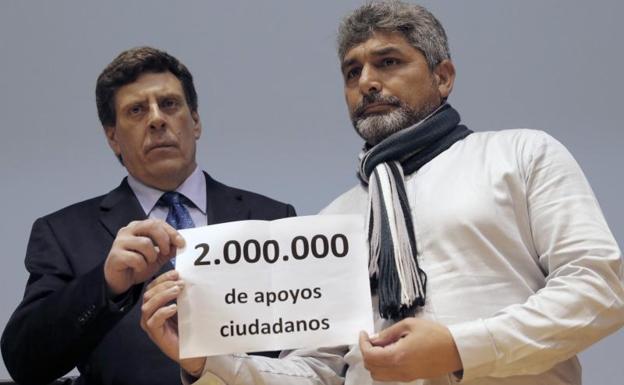 Juan Carlos Quer (i), padre de Diana, y Juan José Cortés (d), padre de Mari Luz, durante el acto celebrado esta mañana en Santiago de Compostela.