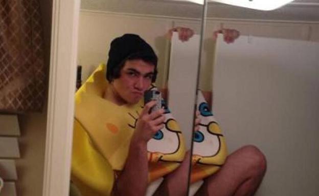 Tragicomedia. Óscar Reyes. Tuvo tanto éxito el ‘selfie’ que el 2 de enero de 2014 se tomó disfrazado de Bob Esponja que al día siguiente repitió la hazaña. Se encaramó a la puerta del baño pero resbaló y murió desangrado.Tenía 18 años.