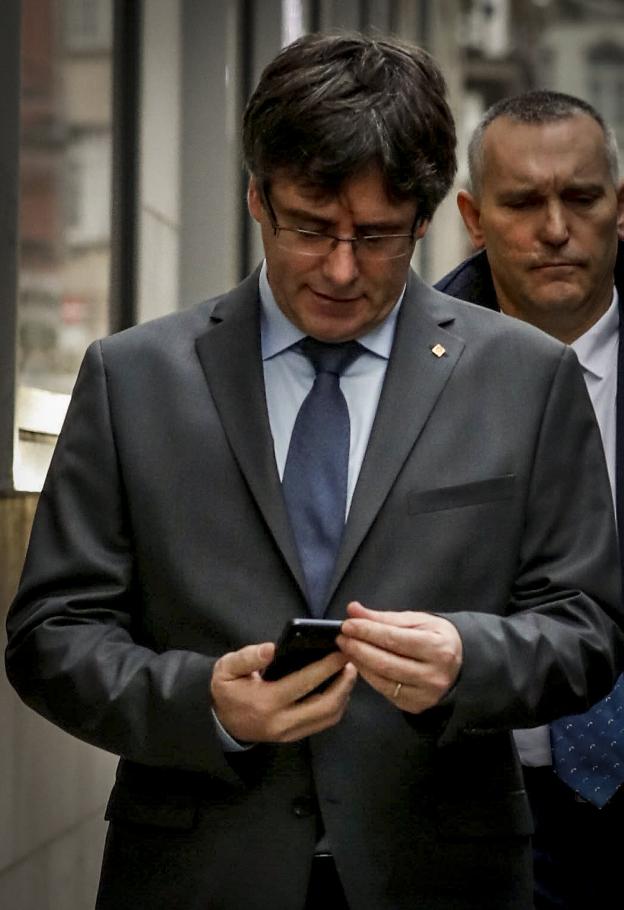 Puigdemont revisa su móvil tras reunirse en Bruselas el pasado 24 de enero con Torrent. :: Y. Herman / reuters