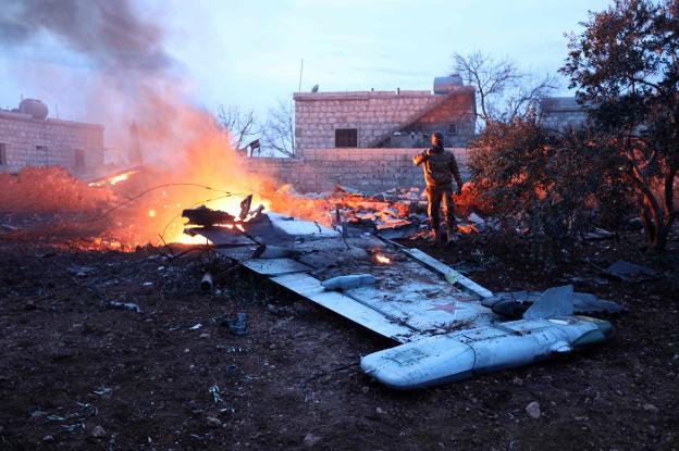 Restos del avión militar abatido por los rebeldes. :: afp