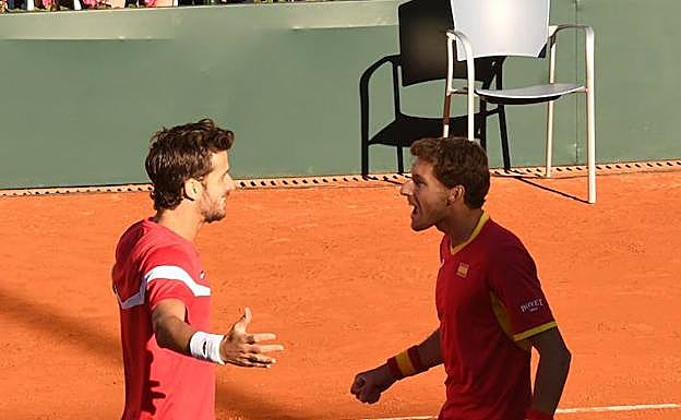 Feliciano y Carreño, a punto de abrazarse tras ganar. 