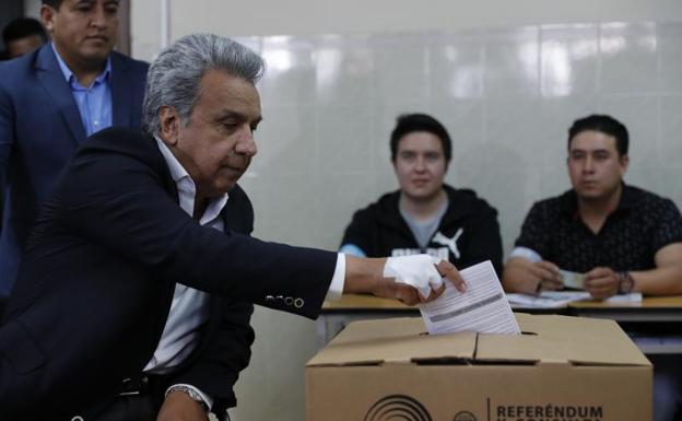 Lenín Moreno, actual presidente de Ecuador, vota en la consulta de este domingo.