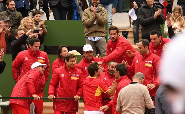 Albert Ramos festeja su victoria y, por ende, el punto decisivo, con los componentes del banquillo español al final de un duelo maratoniano. 