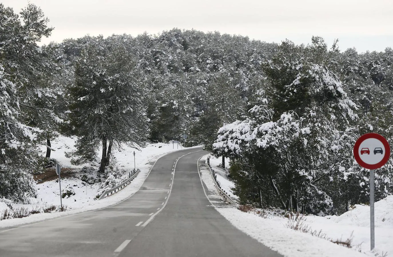 Gran parte del norte de España está cubierta por la nueve por el temporal que está azotando numerosas provincias. La nieve está siendo tan protagonista que numerosas carreteras están cortadas o seon necesarias las cadenas para transitar por ellas.