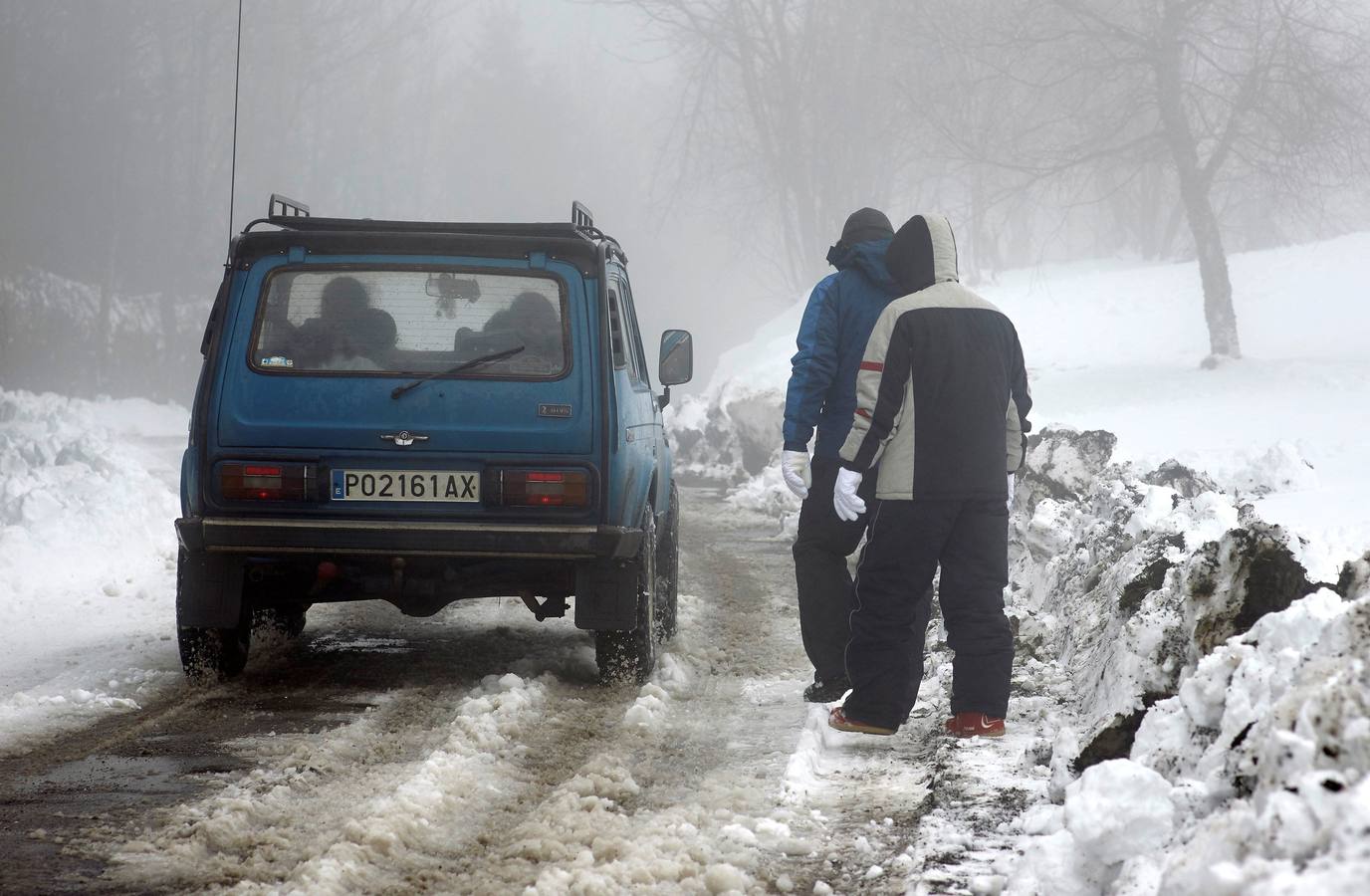 Gran parte del norte de España está cubierta por la nueve por el temporal que está azotando numerosas provincias. La nieve está siendo tan protagonista que numerosas carreteras están cortadas o seon necesarias las cadenas para transitar por ellas.