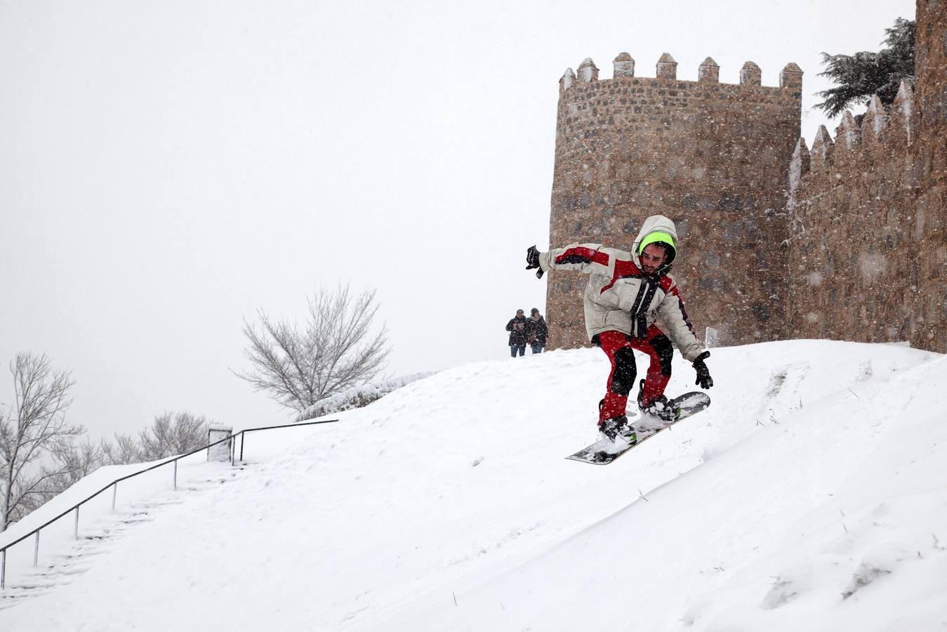 Gran parte del norte de España está cubierta por la nueve por el temporal que está azotando numerosas provincias. La nieve está siendo tan protagonista que numerosas carreteras están cortadas o seon necesarias las cadenas para transitar por ellas.