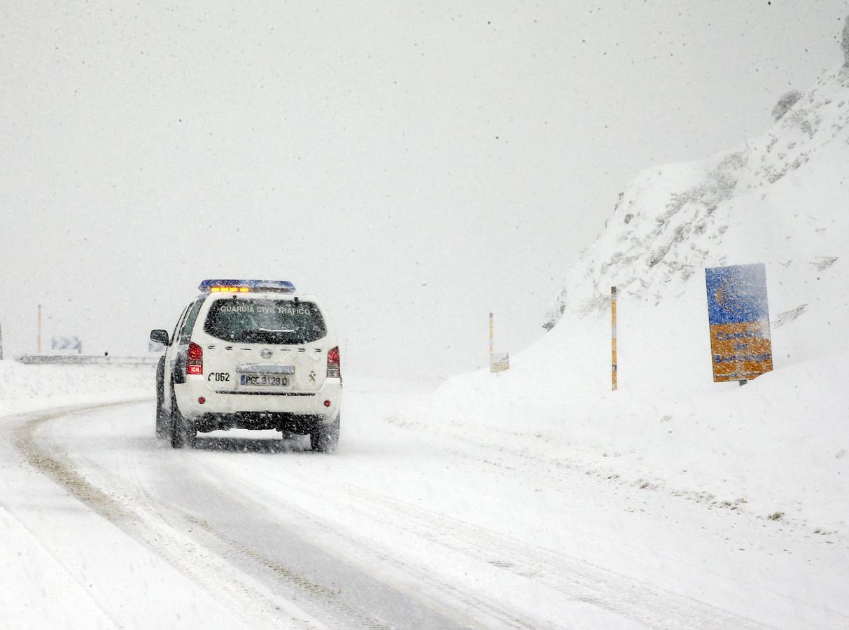 Gran parte del norte de España está cubierta por la nueve por el temporal que está azotando numerosas provincias. La nieve está siendo tan protagonista que numerosas carreteras están cortadas o seon necesarias las cadenas para transitar por ellas.
